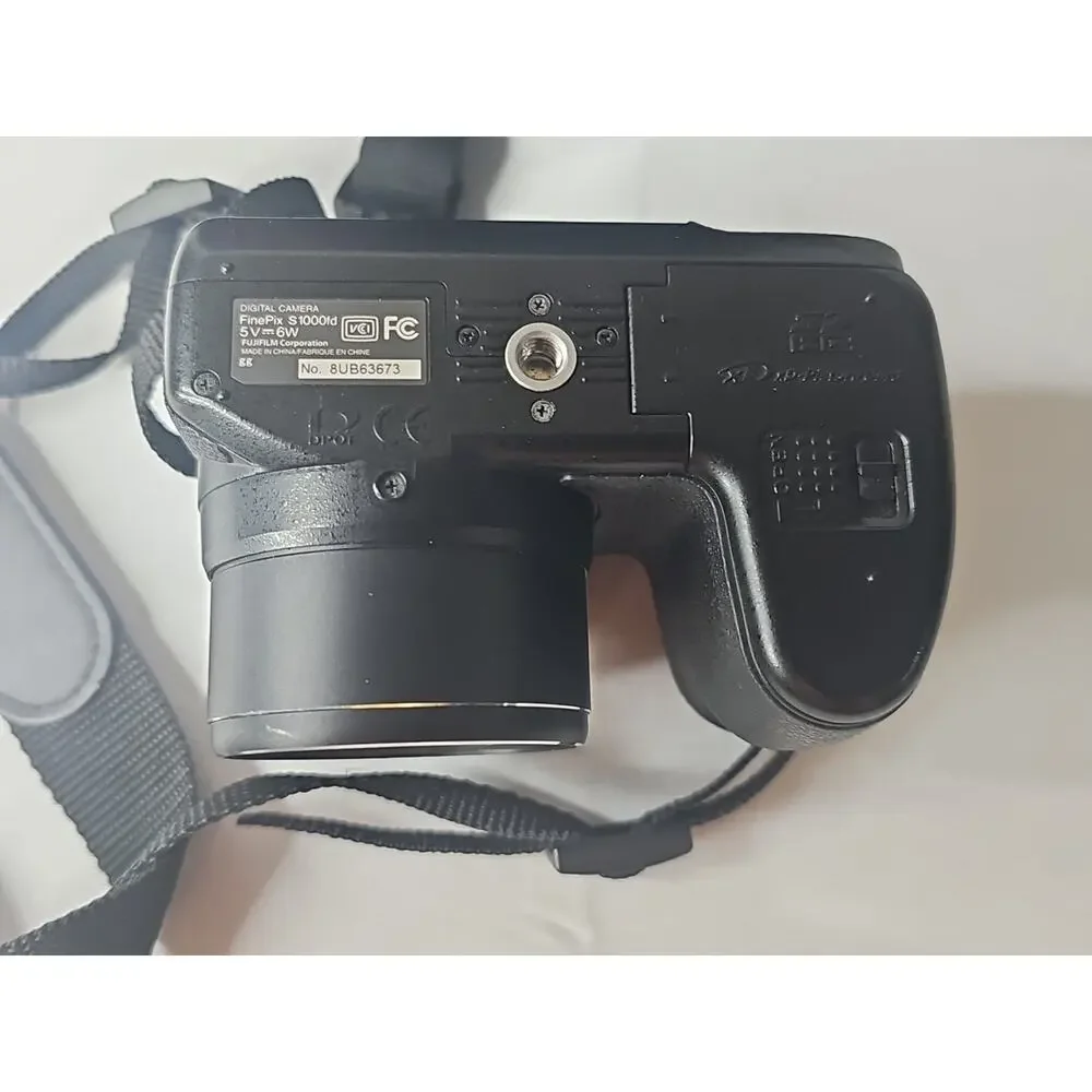 Fuji Fujifilm Finepix S1000 FD 10MP Digital Camera w/12x Zoom in Vanguard case